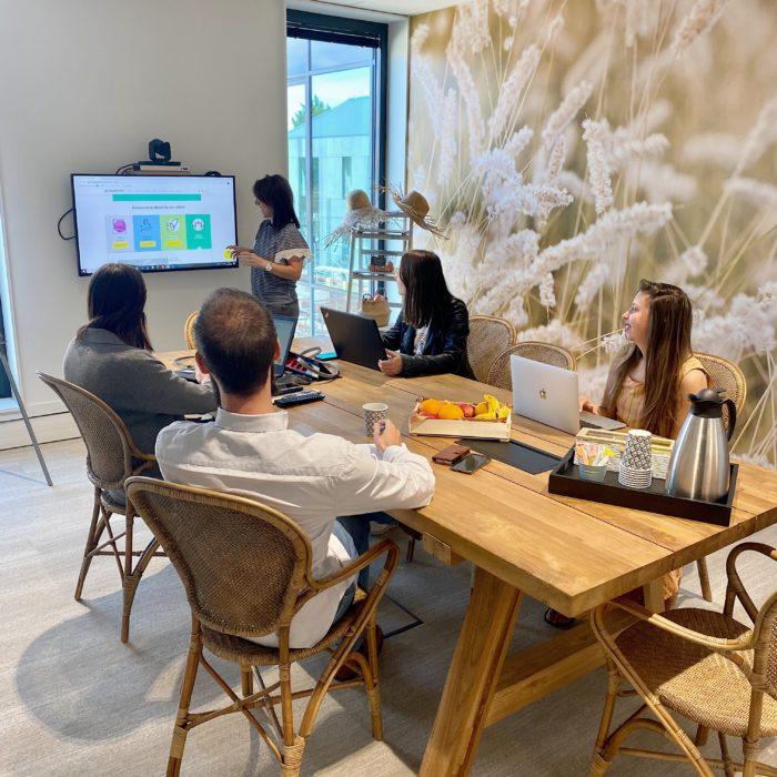 Réunion dans la salle Cottage, instant pure